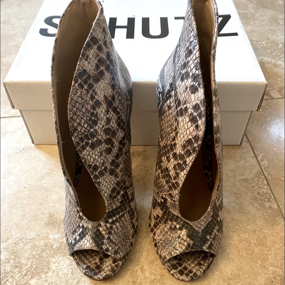 SCHUTZ Kueris bootie  Heel in Natural Oyster